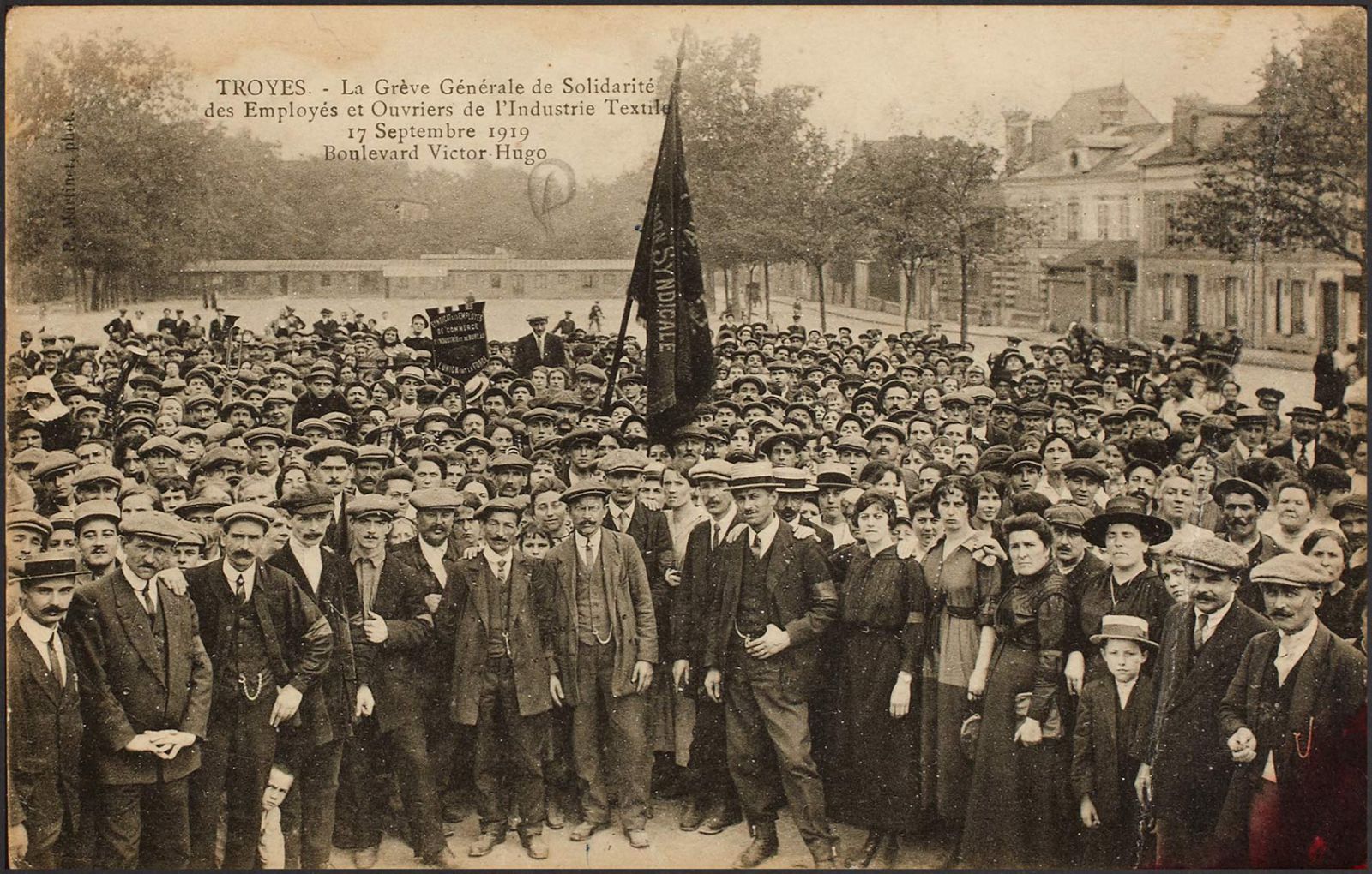 Carte postale (cote : CP LOCAL 5848) La grève générale de solidarité des employés et ouvriers de l'industrie textile , 17/09/1919, Boulevard Victor Hugo