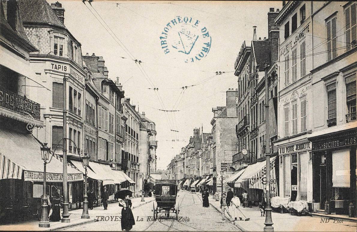 Rue Émile Zola à Troyes, ancienne rue Notre-Dame. Début 20e siècle [CP 1794]