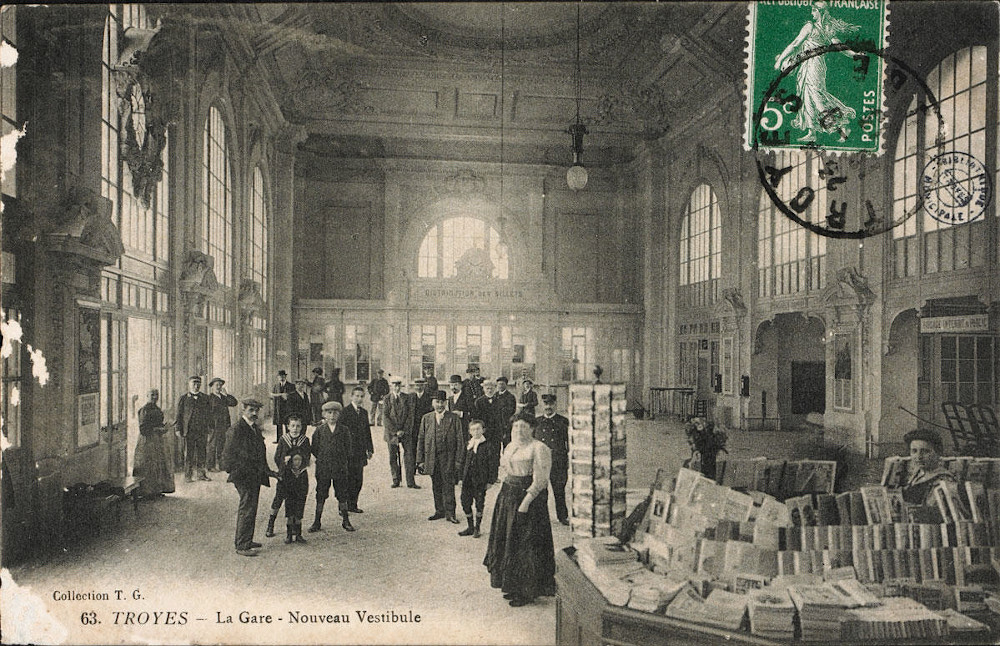 Nouveau vestibule de la gare de Troyes. Début 20e siècle [CP 2214]