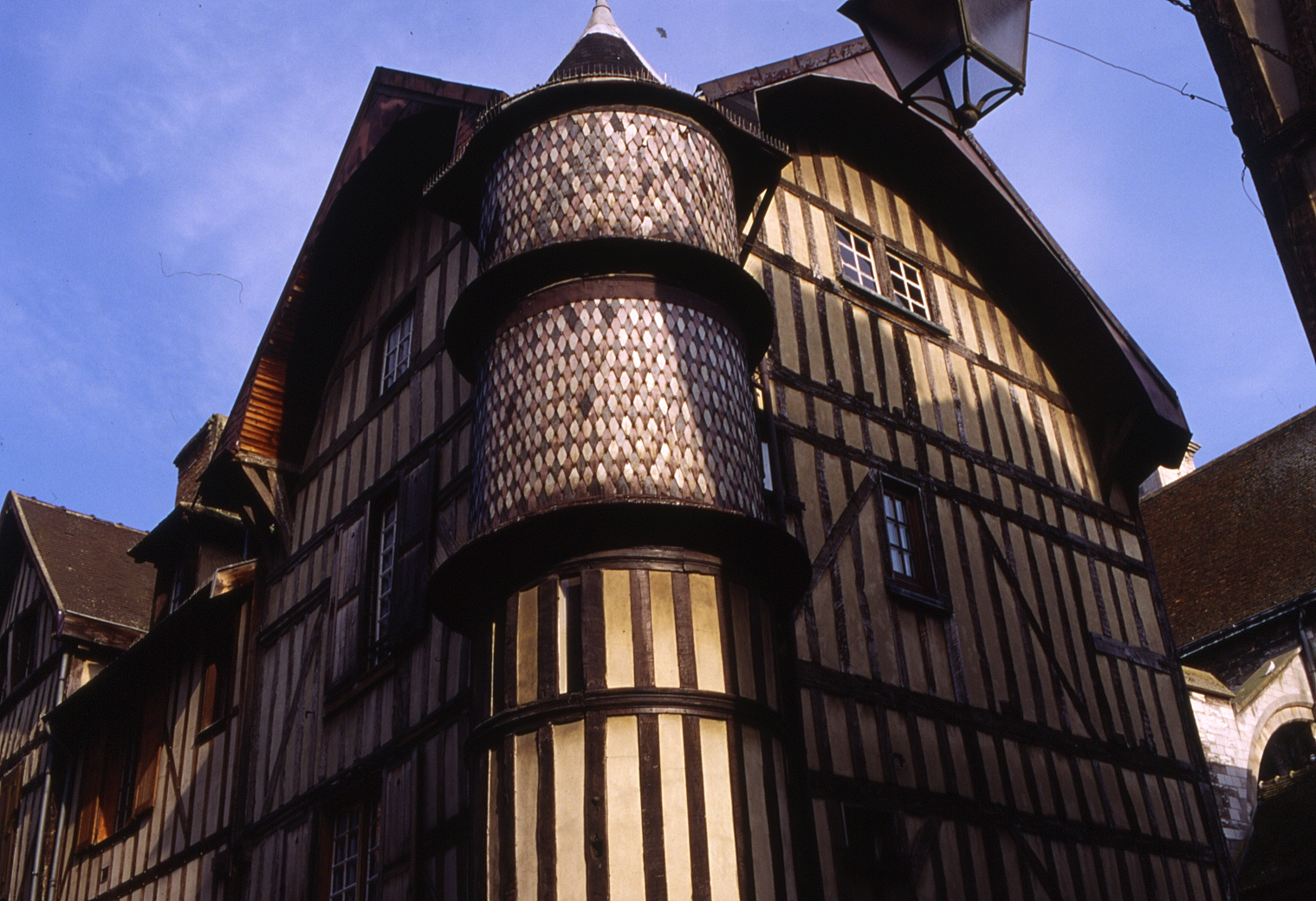 Maison du Boulanger et Tourelle de l'Orfèvre, rue Champeaux à Troyes, 1996, Fonds Jean-Pierre Demessemacker