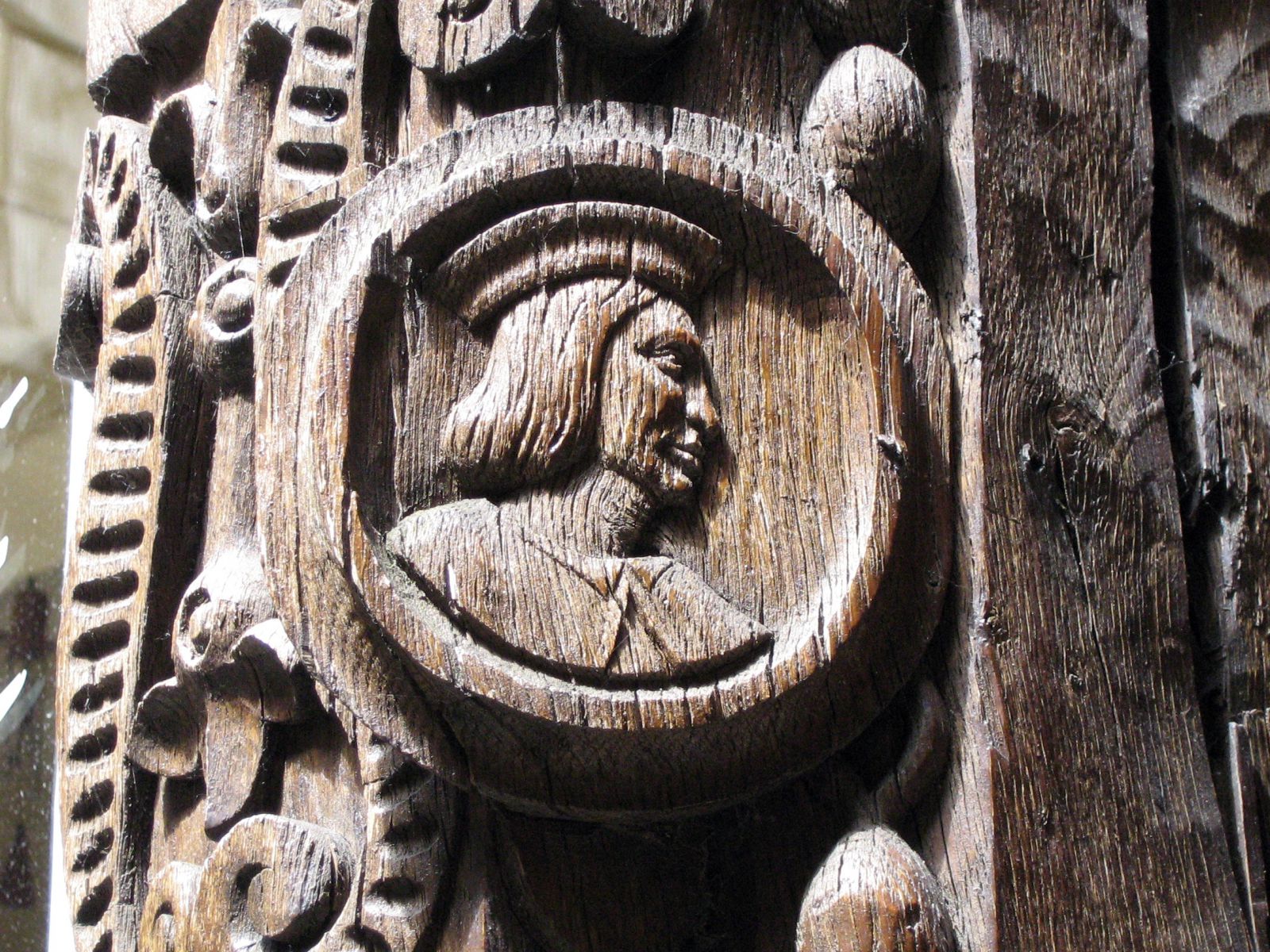 Détail d'un décor sculpté en relief dans une poutre de l'Hôtel du Mortier d'Or, ruelle des Chats à Troyes, 2006, Fonds Jean-Pierre Demessemacker