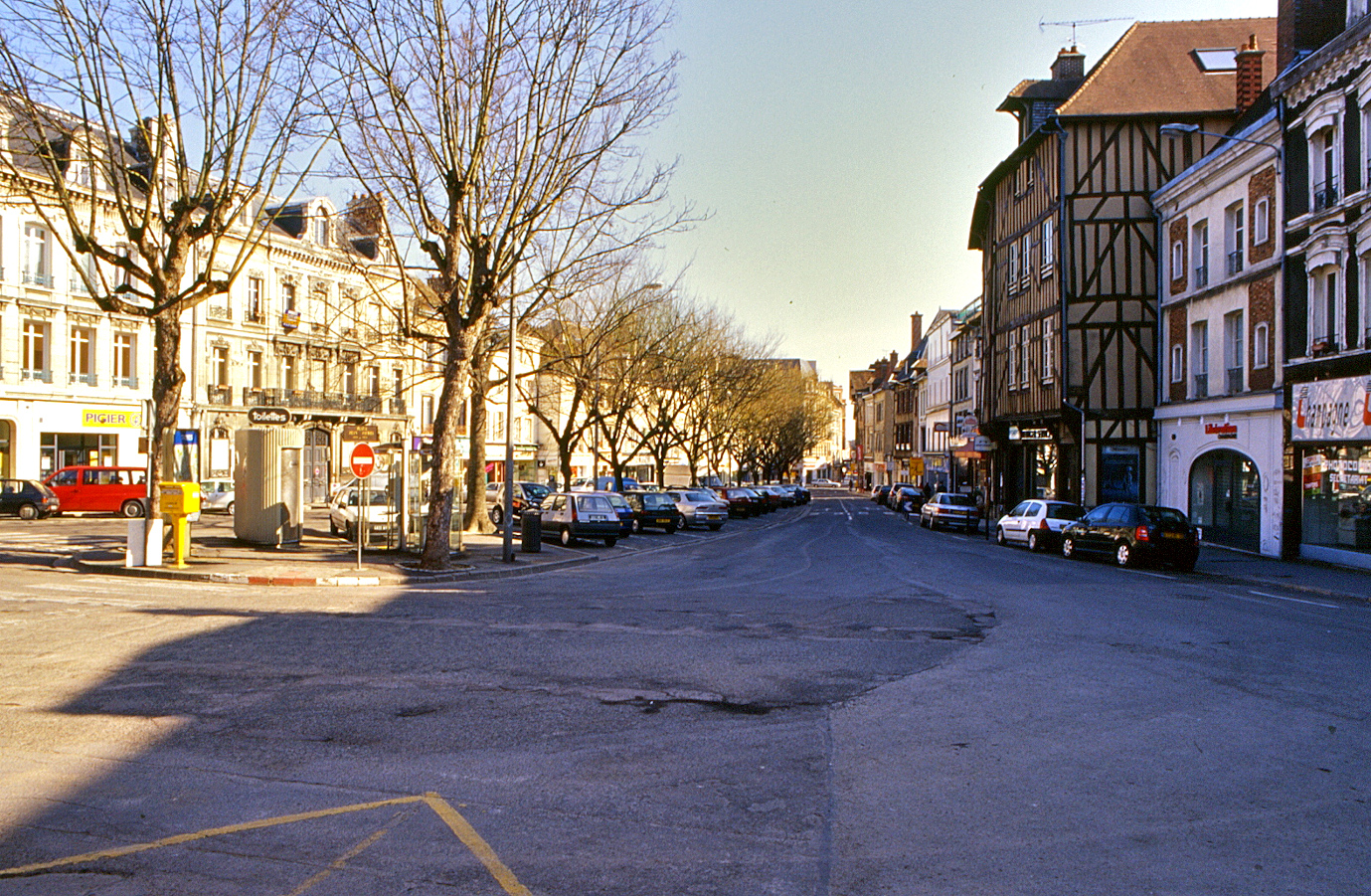 Place Jean Jaurès à Troyes, 2003, Fonds Jean-Pierre Demessemacker