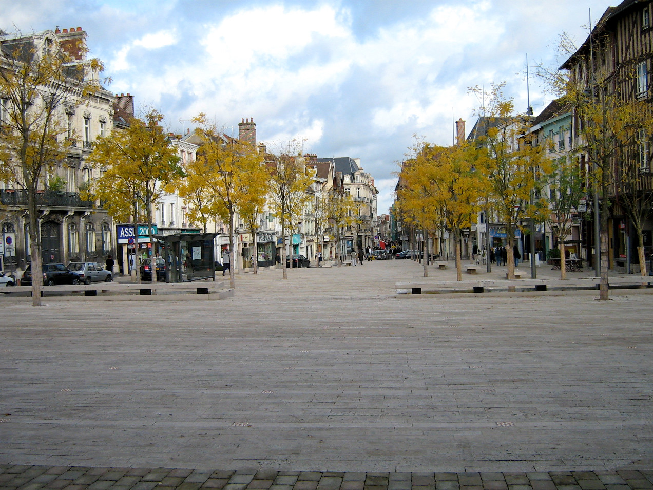 Place Jean Jaurès à Troyes, 2006, Fonds Jean-Pierre Demessemacker