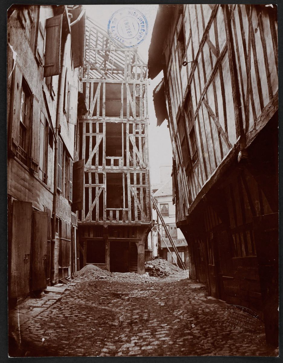 Maison de bois au moment de la démolition pour ouvrir la rue des Quinze Vingts, 19e siècle [Lancelot 18]